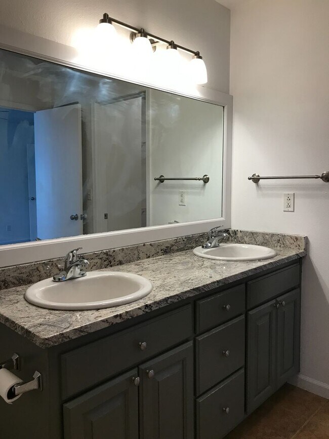 Building Photo - Wonderful 3 Bedroom 2 Bath Ranch