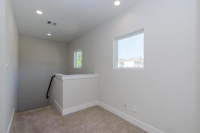 Building Photo - 3344 Pinemont Dr