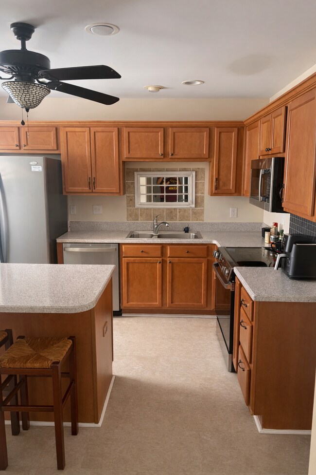Building Photo - Three Bedroom Townhome Available!