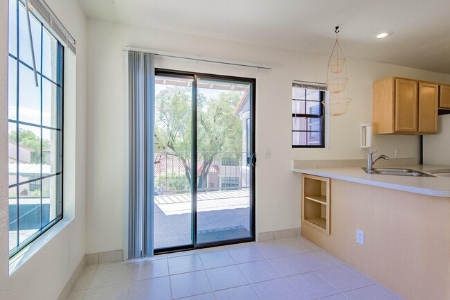 Building Photo - 6441 N Tierra De Las Catalinas