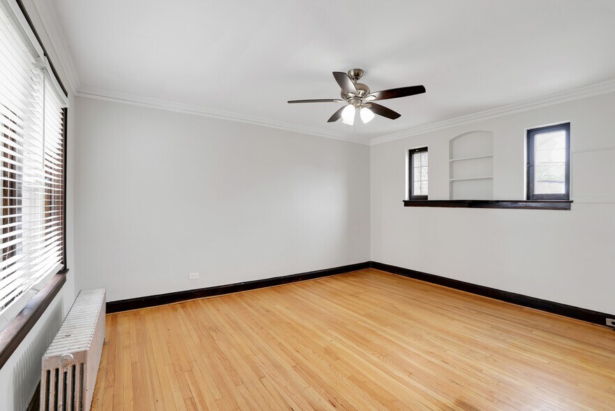 Building Photo - 5544 W Leland Ave