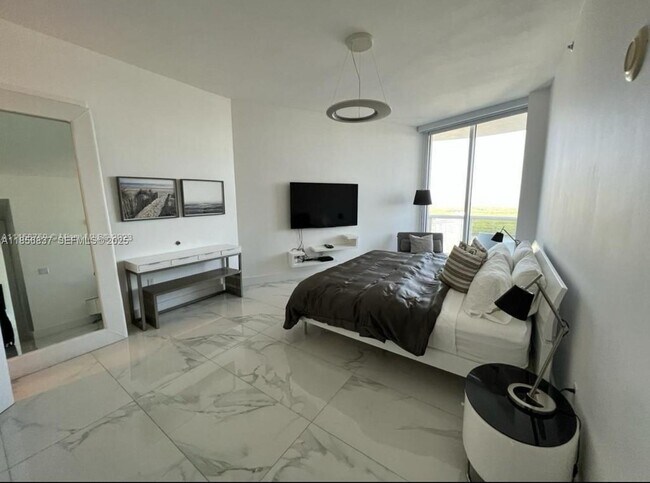 Building Photo - 15811 Collins Ave