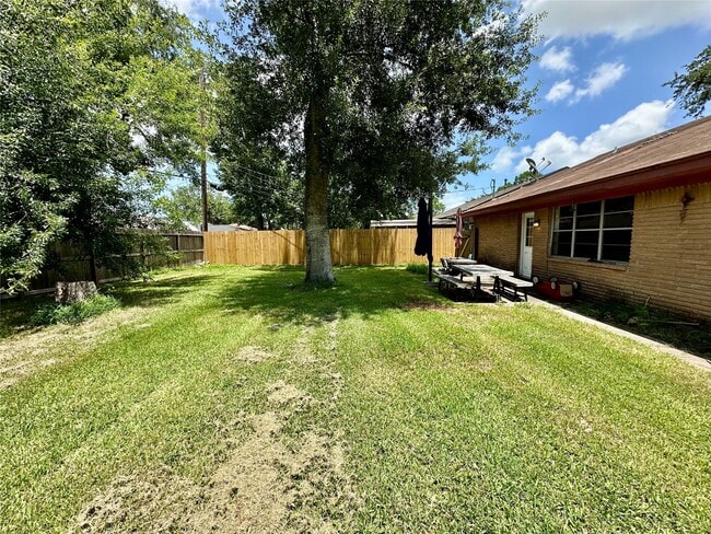 Building Photo - 1820 Aspen Ln