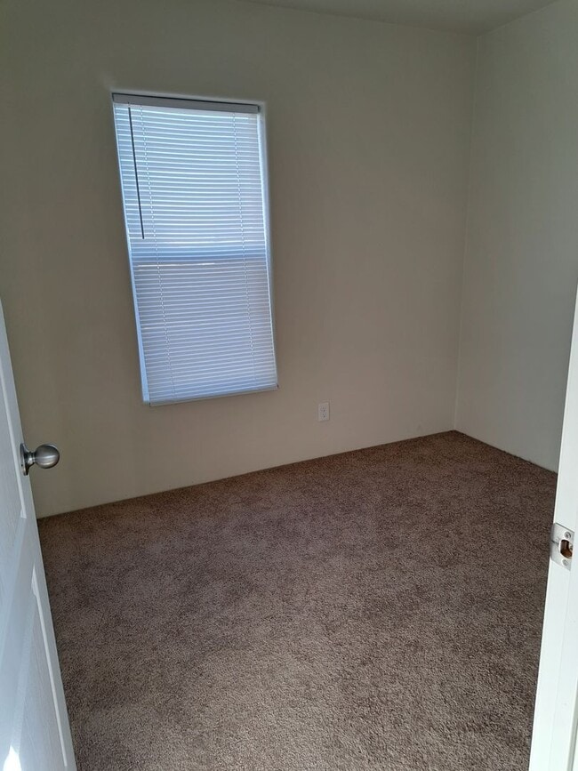 Building Photo - Updated Three Bedroom