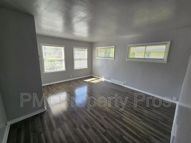 Building Photo - 5658 N 61st St