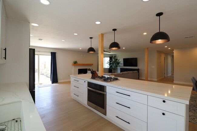 Building Photo - 586 Poppy Ln