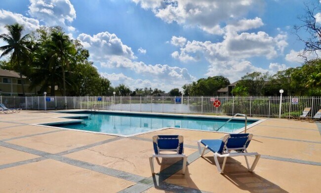 Building Photo - 351 Palm Way