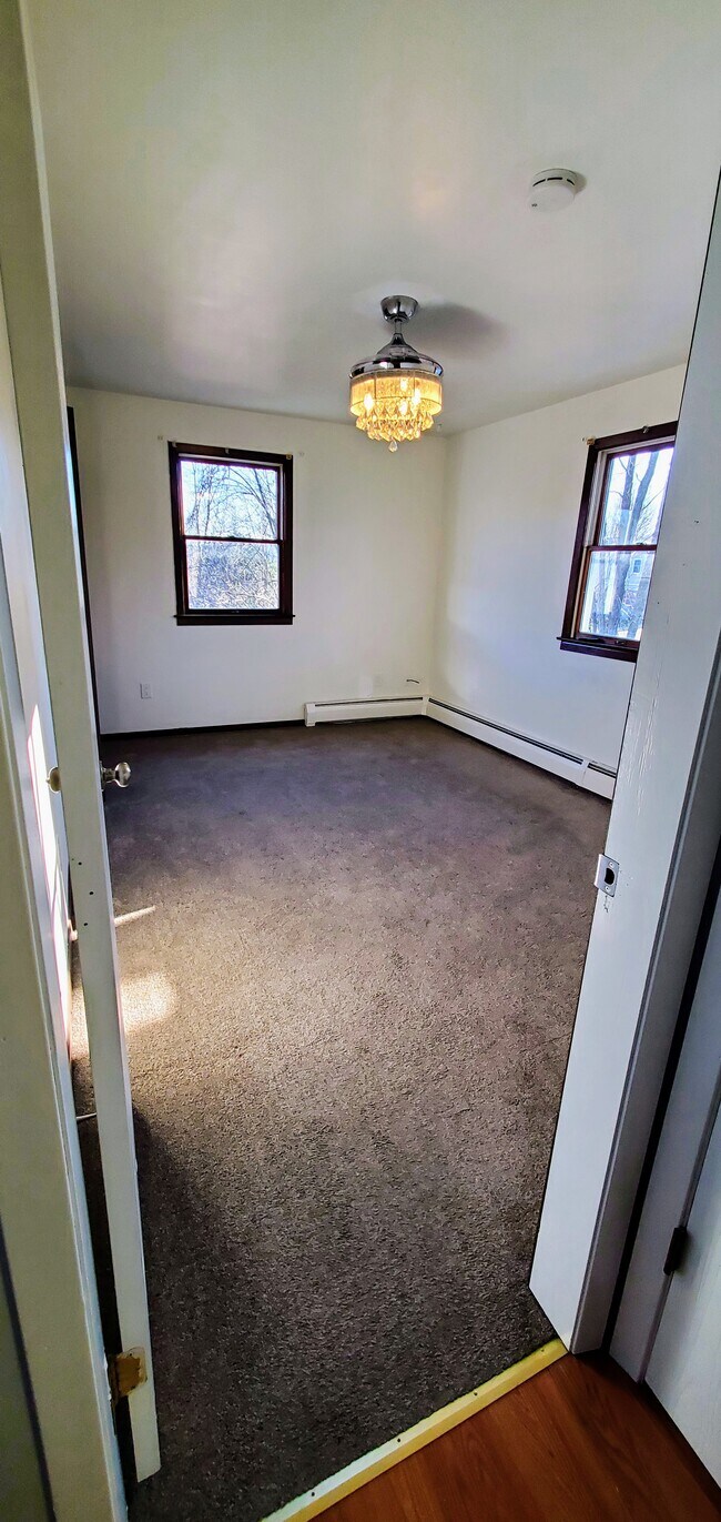 Building Photo - 717 Squires Ave