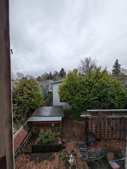 Building Photo - 715 SE 28th Ave