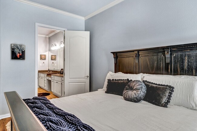 Building Photo - Gorgeous Townhome in The Villas of Hollytree!