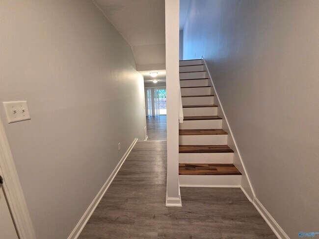 Building Photo - 211 Knollridge Cir SE