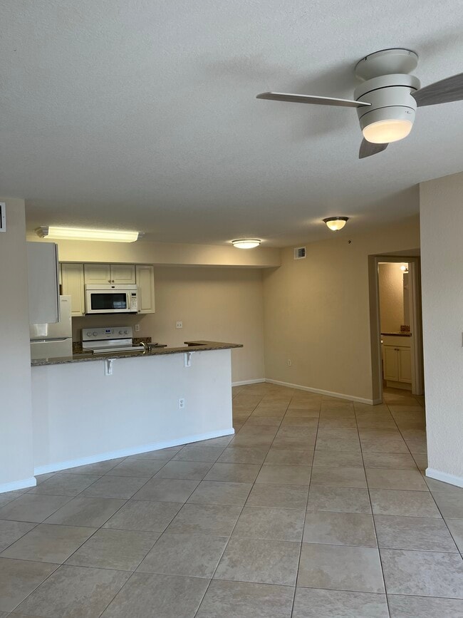 Building Photo - 151 SW Palm Dr