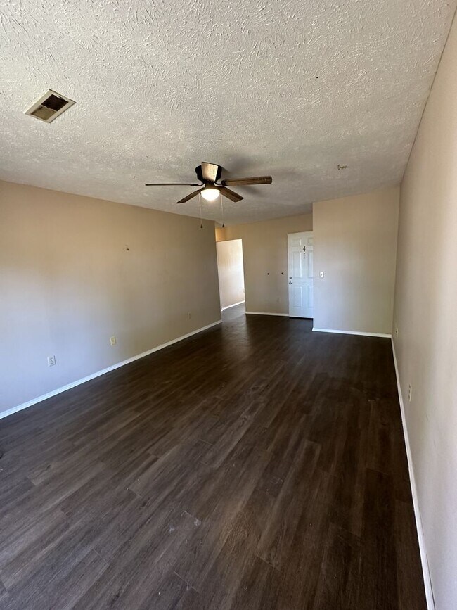Building Photo - 121 Elm St
