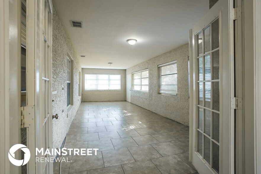 Building Photo - 725 Maderia Ct