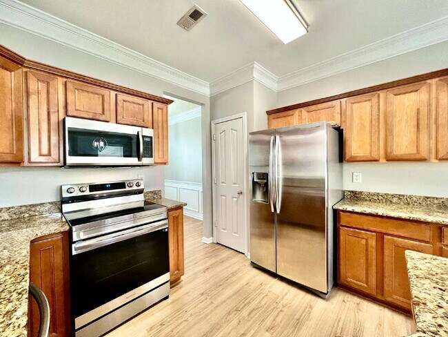 Building Photo - SPACIOUS 3 BEDROOMS!
