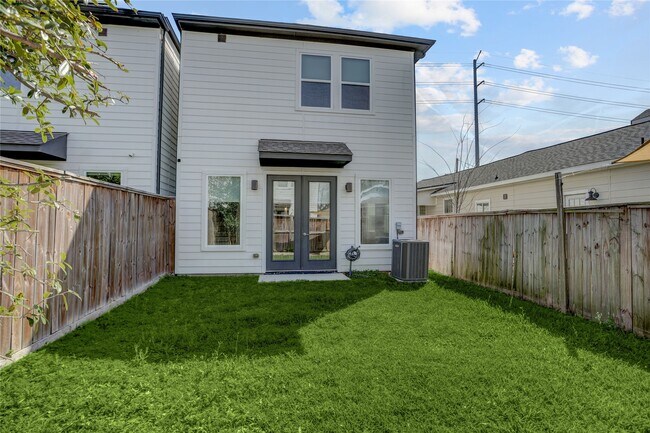 Building Photo - 2413 Chapman St