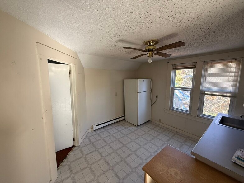 Building Photo - 22 Emmett St
