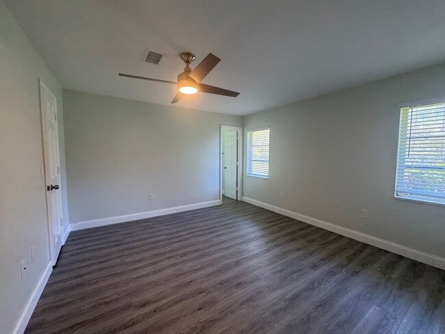 Building Photo - AVAILABLE NOW!  2 Bedroom 2 Bath Duplex with 1 Car Garage!