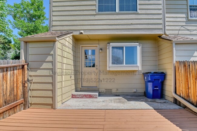 Building Photo - Charming Condo with Modern Upgrades in Roc...