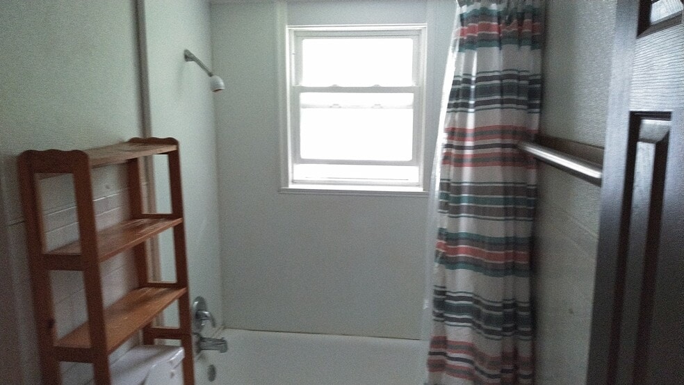 Main Bathroom first floor - 1537 Linden St