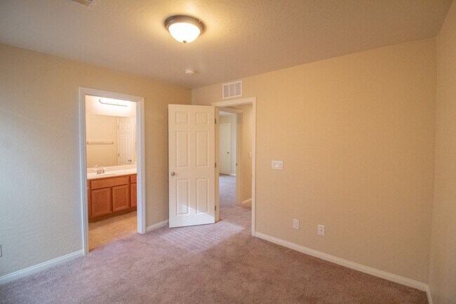 Building Photo - GUARD GATED 3 BD 2.5 BTH HOME IN HENDERSON