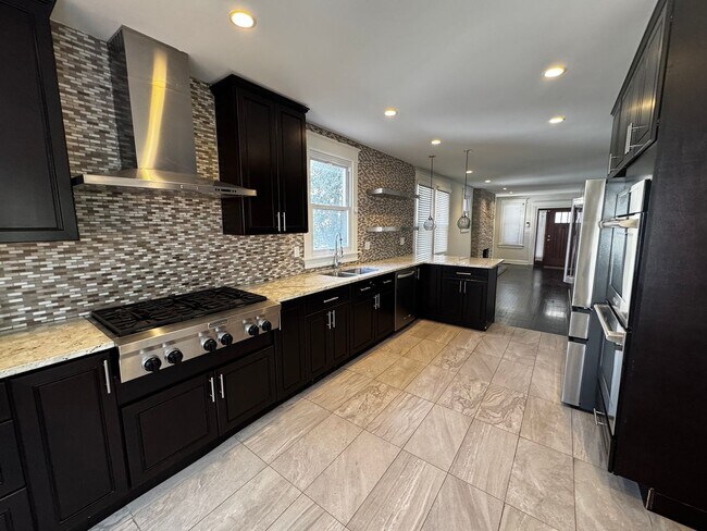 Building Photo - NEWLY RENOVATED EXPANSIVE 5BD 4BA BRIGHTWOOD HOME