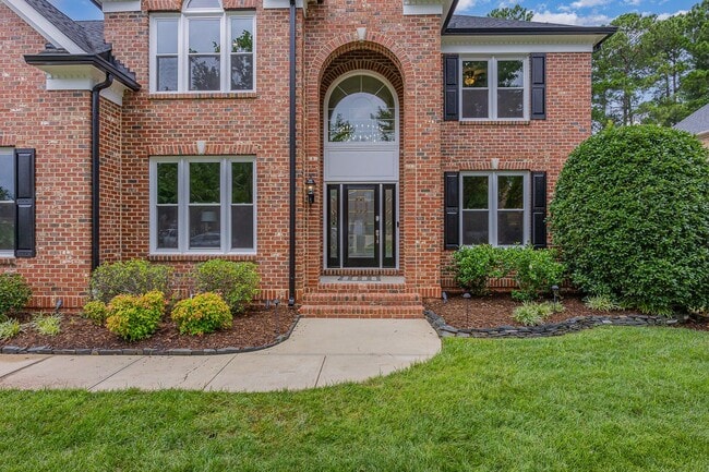 Building Photo - Stylish Renovation with Golf Course Views ...