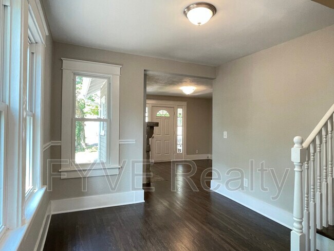 Building Photo - 1126 Sharpe Ave