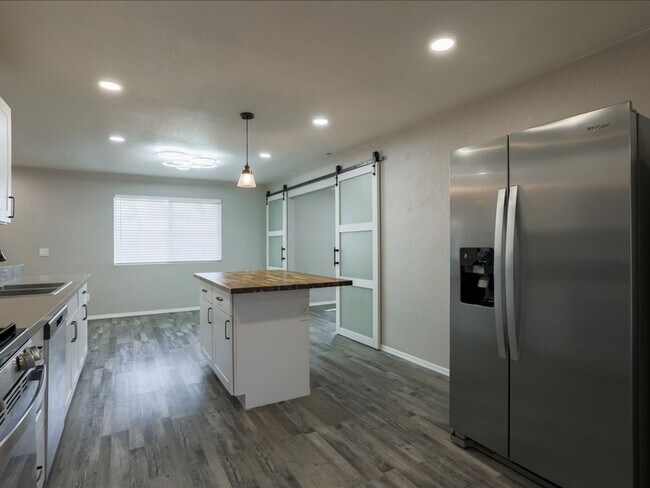 Building Photo - Spacious 4 Bedroom 2 Bathroom home with Private Pool & Arizona Room!