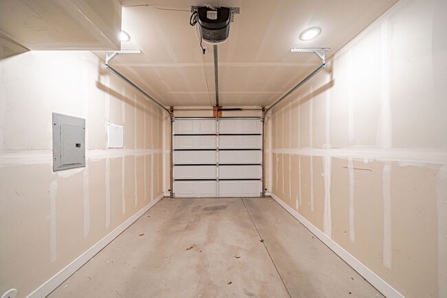 Building Photo - END UNIT TOWNHOME!!