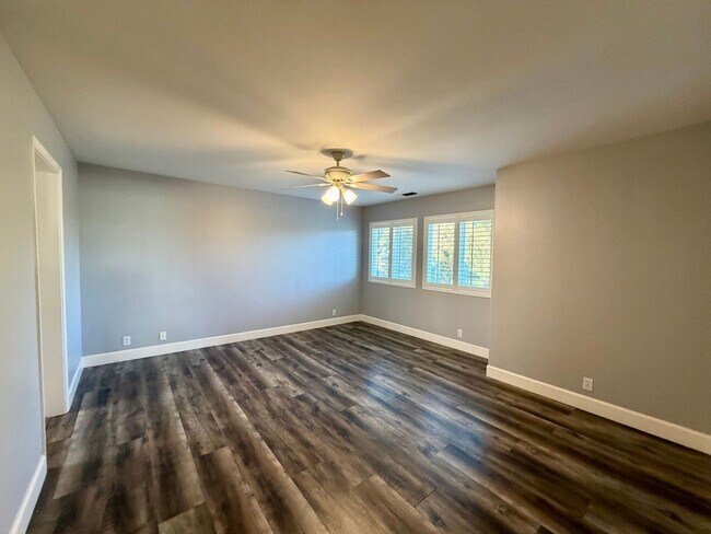 Building Photo - Beautiful 3 Bedroom 2.5 Bathroom Single Fa...