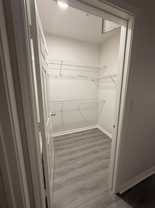 Building Photo - Newly Renovated Downtown 2 BDRM Condo