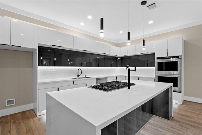 Building Photo - 604 W 28th St