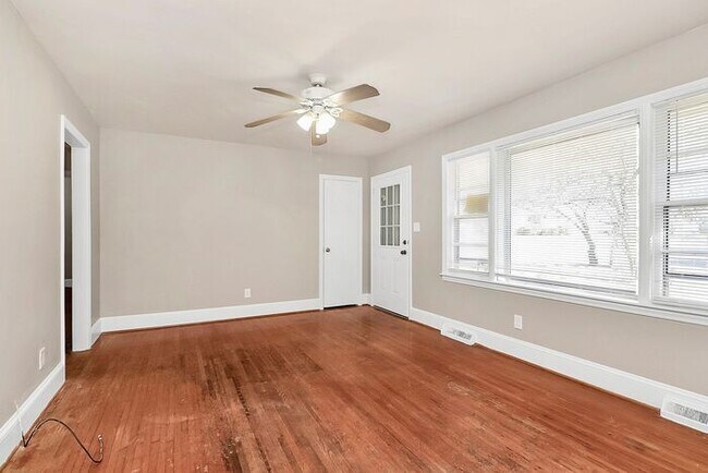 Building Photo - Charming 3BD/1BA Ranch Home