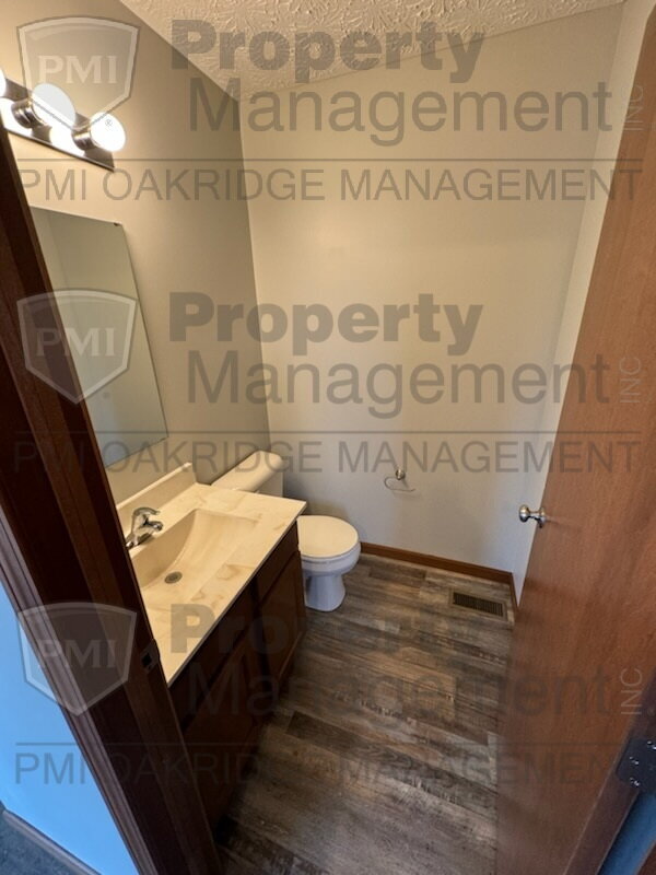 Building Photo - 2 Bedroom Townhouse with Garage