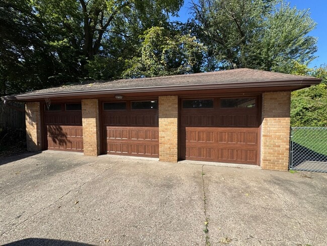 Building Photo - Large Moline Home with 3-Car Garage, Priva...
