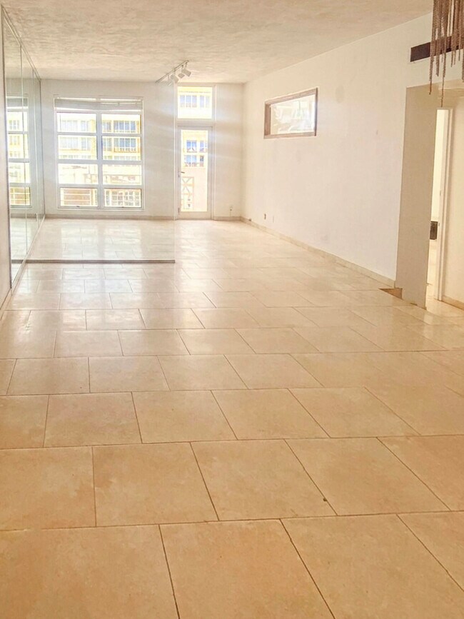 Building Photo - 4250 Galt Ocean Dr