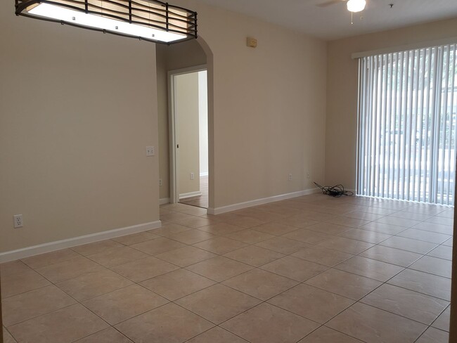 Building Photo - Ground Floor, Remodeled, Spacious Condo in...