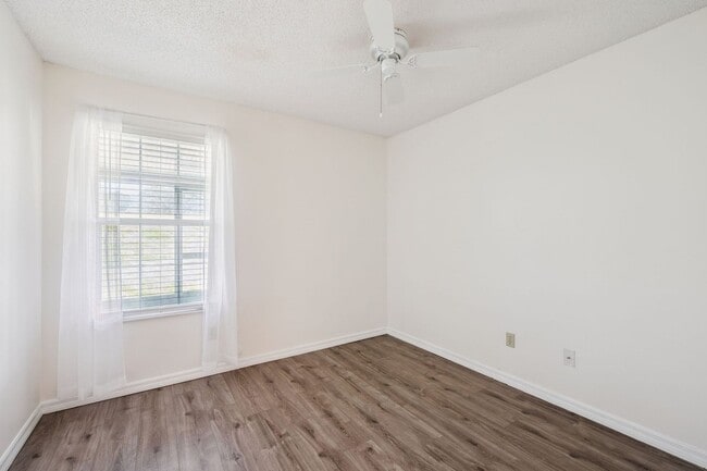 Building Photo - Ground Floor 2 Bed / 2 Bath with New Flooring