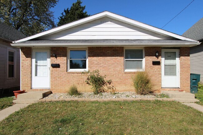 Building Photo - *AVAILABLE NOW!* Cozy One Bedroom Duplex!