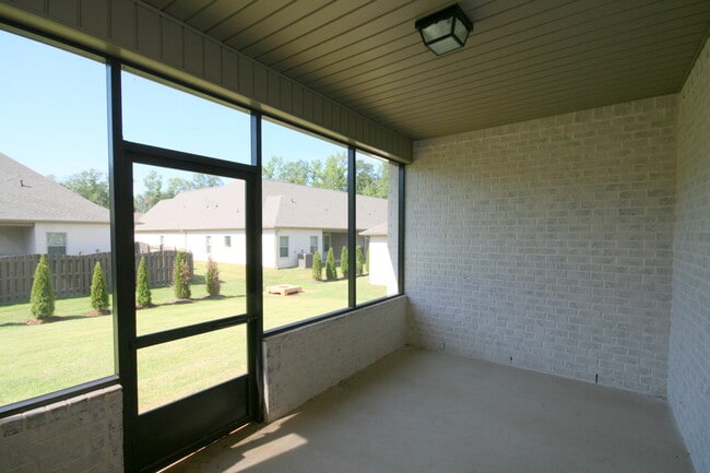 Building Photo - 707 Sluice Dr SW