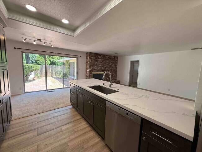 Building Photo - University Ave 3 Bedroom
