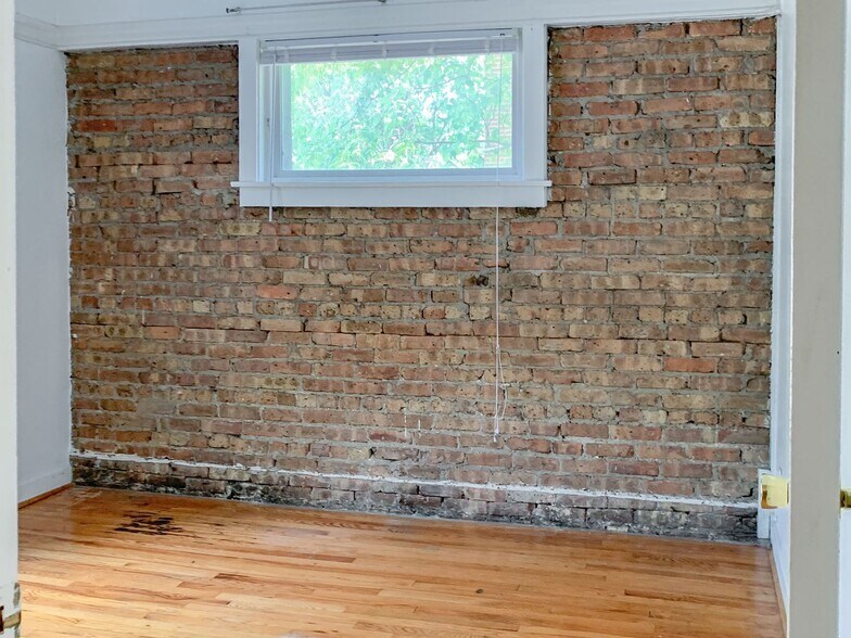 Building Photo - 854 W Cornelia Ave