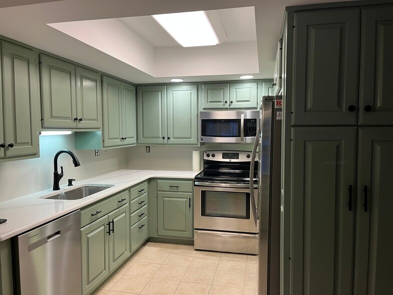 kitchen - 7 Nantucket Ct