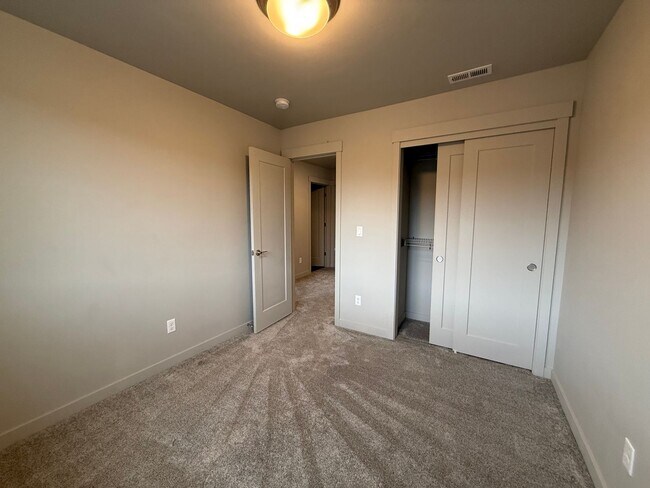 Building Photo - Beautiful 3 Bed/2.5 Bath Townhome - NE Bend