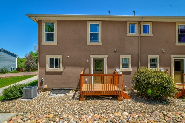 Building Photo - Updated end-unit townhouse for rent!