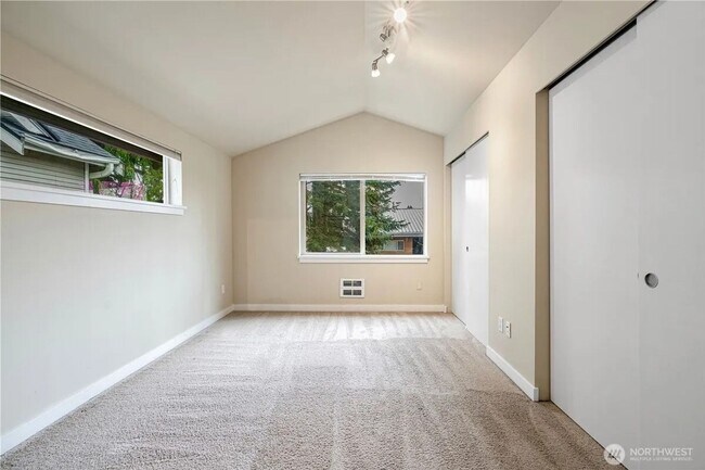 Building Photo - Urban Townhome in Lake City – 3B/2B, Garag...