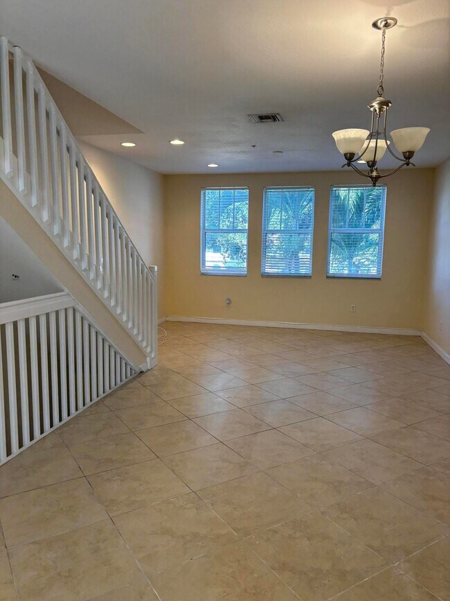 Building Photo - 590 Amador Ln