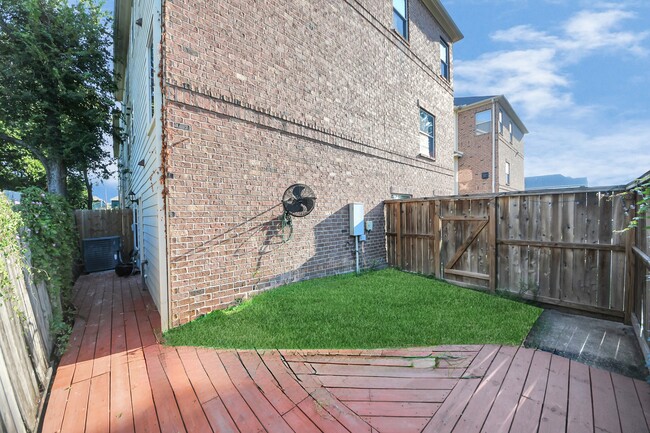 Building Photo - 911 W 21st St