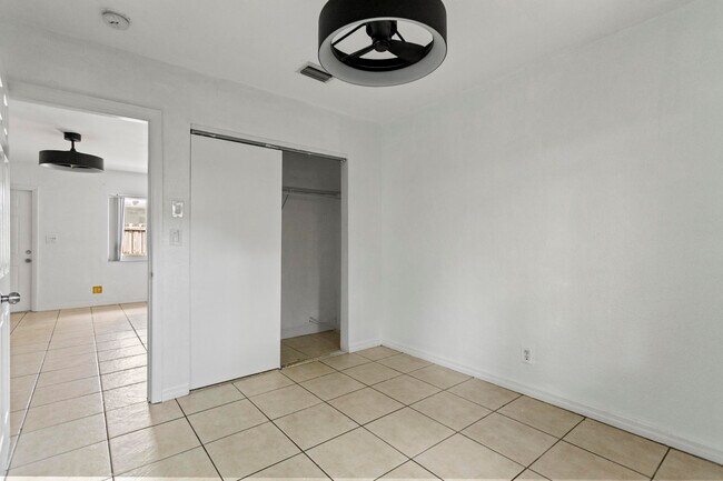 Building Photo - 709 SW 13th Ave